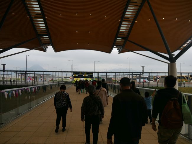 行列も２０分位ならんで、外の乗り場にきました。