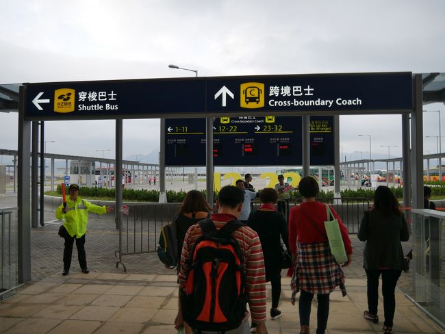 人のながれに沿って、国境行のバスにのります。