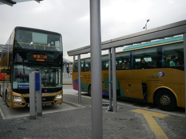 バスは２階建てのバスと普通のバスがあります。<br />満員になると発車します。