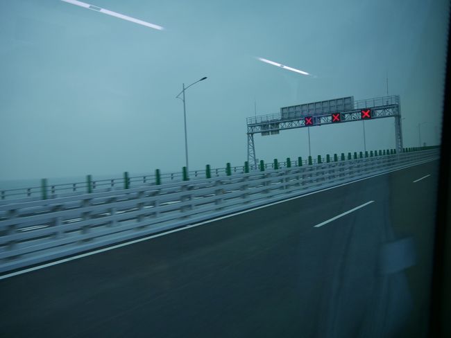 対向車はほとんどありません。