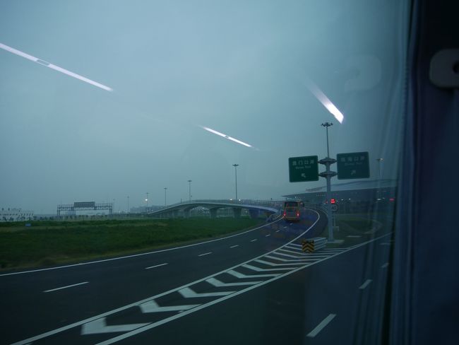 いよいよ到着です。<br />左に進むとマカオ、右に進むと珠海です。