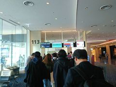 羽田空港に到着後の忙しさはとんでもなかった。乗り継ぎ時間が二時間半あるとはいえ、大人数で国内線ターミナルから国際線ターミナルまで、ターミナル間を結ぶ無料バスに乗り移動しなければならないので移動の都度人数確認が行われた。加えて出入国に不馴れな方も当然いるのでここでも時間をとられてしまう。団体だと二時間半の乗り継ぎはかなりタイトだ。