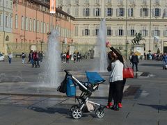 Piazza Castelloカステッロ広場に出てきた。噴水が出ており市民の憩いの場となっている。しかし観光客をターゲットにしたスリや露天商、ミサンガ詐欺があったりする場所。旅慣れていない人は要注意だ。広場からマダマ宮殿がベストショットだ。