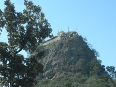 更に走ると小高い山の上にポッパ山の修道院の
尖塔が見えてきた。
スリランカのシギリヤロックに似ている。
（シギリアロックにかつて存在した建物群は今は
廃墟になって遺跡だけが残されている）
山の頂まで登るためには777段の階段を登らなくては
ならない。
日頃からスポーツジムで鍛えた成果を発揮する時が
やって来た。