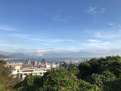 大津ＳＡで弟家族と待ち合わせ。

遠くに琵琶湖。

いい天気になりそう。