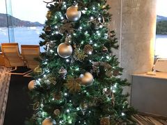 ホテルから鳥羽の海がきれいに見えます。

ロビーにはクリスマスツリー。

ドリンクサービスにお酒もありました。