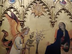 　ウフィッツィ美術館も観光客が多くて、フィレンツェカードがあってもすぐには入れませんでした。手荷物検査などで並びました。
　これは「受胎告知」シモーネ・マルティーニ作
シエナの大聖堂、サン・アンサノ礼拝堂のために描かれたものです。
