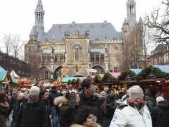 ここのクリスマスマーケットは市庁舎と大聖堂を中心に
３箇所マーケットが開かれています。
ここはアーヘン市庁舎の裏側のマーケットです。
