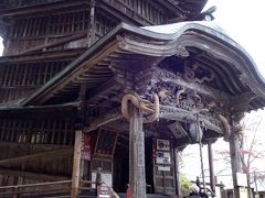 さざえ堂は江戸時代後期、１７９６年に建てられた六角形のお堂。

二重らせんのスロープになってて、上りと下りが別の通路になってるという摩訶不思議な建物。

