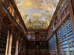 哲学の間

素晴らしい天井フレスコ画です。
じわじわ～っと感動が沸き上がってきました。

こんな図書室がほしいー！！