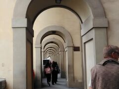 　ヴァザーリの回廊の下を通ります。