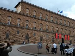 　ピッティ宮（パラティーナ美術館）までやってきました。パラティーナ美術館はかつてのフィレンツェ君主メディチ家とロレーナ家のコレクションを展示しています。800点以上の絵画作品は王宮として使われていたピッティ宮殿の２階に展示してあります。