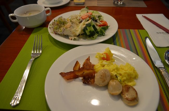 宿の朝食、種類は少ないながらも素材は厳選してありました