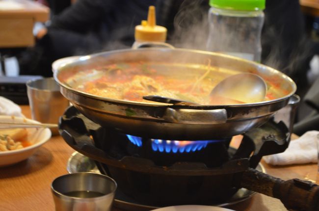 鍋がぐつぐつと煮えています