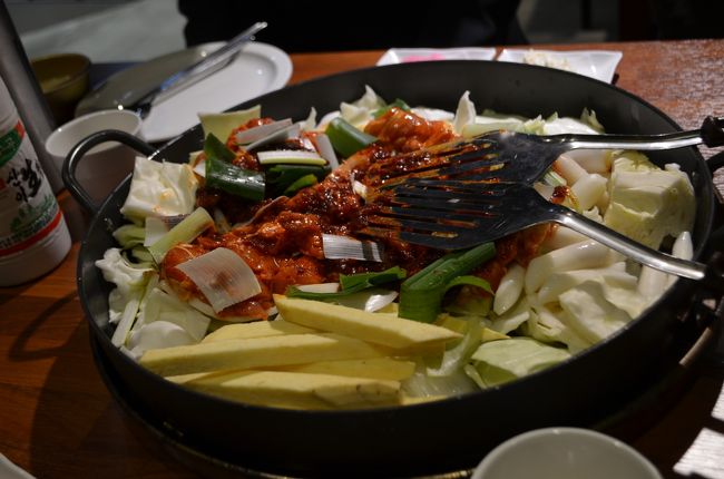 二日目の晩は焼き肉です。鉄板に乗り切らないほどの具だくさん