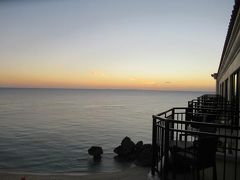 １１月２５日午後６時前。
ホテル日航アリビラのラナイ（テラス）から見た東シナ海。
夕日がきれいでした。