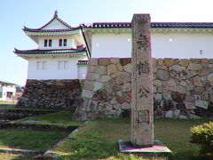 舞鶴公園

現在の田辺城跡は舞鶴公園になっており、1940年（昭和15年）に復興された二層櫓の彰古館、本来の外堀上に1997年(平成9年)に復興された城門には田辺城資料館、天守台石塁などがある。また濠はすべて埋め立てられていて存在しない。