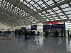 ほぼ定刻の11:07頃に北京空港に到着。入国審査はそれほど混雑しておらず、11:46頃には空港駅に着きました。エアポートエクスプレスで北京市街へ（25元≒400円）。