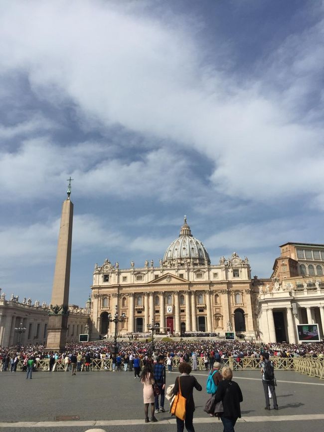 最終日の朝に美術館に行く予定なので、下見がてらバスでバチカン市国へ<br />ミサをやっていて大混雑（入国？もセキュリティチェックが航空機並みに厳しい）