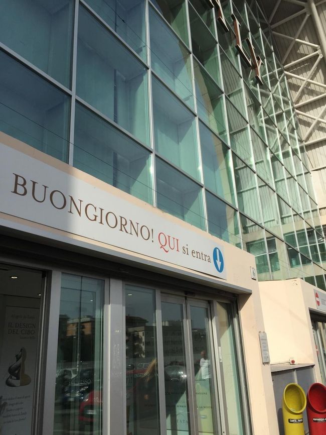 電車とバスを乗り継いで、大型ショッピングモールへ