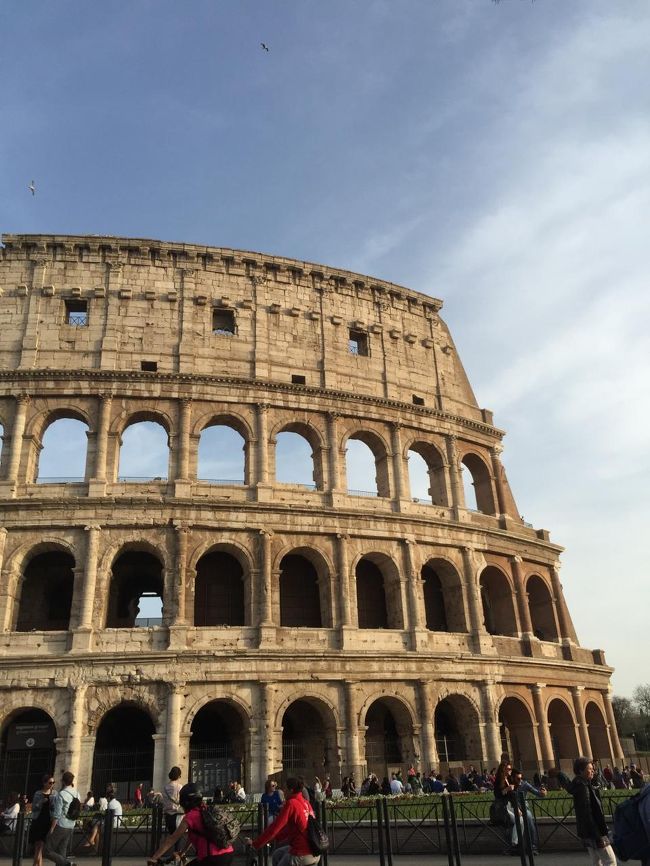 帰りにコロッセオからフォリインペリアリ通りを歩いてベネチア広場へ<br />（遺跡も上から見学）