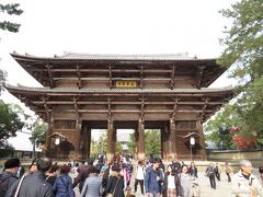 東大寺　南大門

天平創建時の門は平安時代に大風で倒壊し、現在の門は鎌倉時代、東大寺を復興した重源上人が再建したもの。
正治元年（1199）に上棟し、建仁３年（1203）には門内に安置する仁王像とともに竣工。
入母屋造、五間三戸二重門で、ただ下層は天井がなく腰屋根構造。
屋根裏まで達する大円柱18本は、21ｍにも及び、門の高さは基壇上25.46ｍあり、わが国最大の山門。