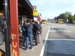 約40分、ヒレロズ到着。

同じ目的の観光客は数人。

バスでお城へ向かいます。