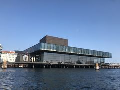 まずは、デンマーク王立プレイハウス。劇場です。
プレイハウス下をカヌーで通り抜けてる人多数、ツアーがあるのね。
晴れていて、映えます♪
