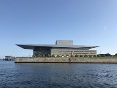次はオペラハウスを横切ります☆☆
運河沿いに色んな方向から楽しめる建物が多くて、都市計画もさすがですわ～～。
