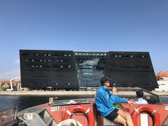 そして有名な、ブラック・ダイアモンドがででーんと！！
王立図書館です～～。
運河沿い、どんだけオサレな建築祭りよ！！　このクルーズはニューハウンは通らないんだけど、満足できました♪