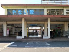 海岸線や田畑が広がる里の風景を見ながら電車に揺られ、10：29柳井駅に到着。

家に戻ってから気づいたのですが、途中海の向こうに見えた周防大島とそこにかかる橋は今年何かと注目が集まった場所でした。橋は10月下旬に大型貨物船に衝突され、橋を通る水道管が損傷した影響で島では断水が続いていたり（12月上旬に復旧するそうです）、島ではあの「スーパーボランティア尾畠さん」を一躍有名にした幼児の行方不明があったり、大阪富田林署から逃走した犯人がこの島の道の駅で捕まったり・・・とても穏やかな海に浮かぶ島からは想像できないことがここ数カ月で起こっていたのですね～。