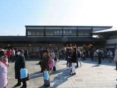 阪急嵐山駅前　10:55頃

阪急電車長岡天神から桂で乗り換えて嵐山まで移動。
待ち合わせでしょうか、駅前も凄い人です。