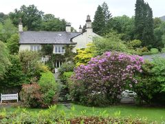 二日目は湖水地方観光。先ずはグラスミア　ライダルマウント、詩人ワーズワースが３７年間を過ごした家。屋内見学の後、広い庭を散策し花と眺望を楽しみました。