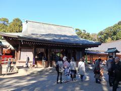 拝殿へお参りしました。
境内は七五三の祈祷を待つ家族連れなどでとても混雑していました～。

以前にも氷川神社の旅行記を書いているので、神社については省略です！（笑）