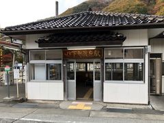 １５時１８分に下部温泉駅に到着。甲府から４２分の乗車でした。特急が止まる駅なのに無人駅で、降りる少し前に車掌さんが席まで来て切符を受け取っていきました。これにはちょっとびっくり。この駅で数人降りました。