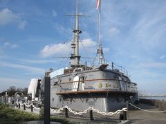 桟橋の隣は三笠公園で、ここに「記念艦　三笠」があります。しかしここから見えるのは、「三笠」の船尾です。