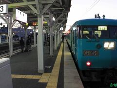 五条駅
木造の上屋が旅情をそそりますが、この青緑色の車両は何とかならないものでしょうか。