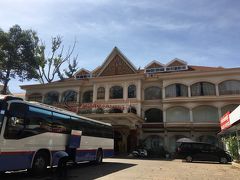 名残惜しいお部屋にさよならして、ホテルをチェックアウト。
日本人スタッフの方が担当してくださいました。
夕方、空港へ向かう時間まで荷物を預けて近所にお出掛けしました。

ここはホテル並びにある「アンコールショッピングセンター」
団体用バスなどで来るのかな。