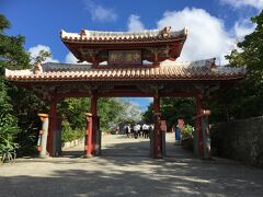 ２つ目の世界遺産は、私が大好きな首里城。
沖縄を代表する観光スポットのひとつですが、何度足を運んだのか思い出せないくらい良く足を運んでいます。
最初に潜るのは守礼門(しゅれいもん)。
中国との結びつきが深かった琉球は、『守礼之邦』…琉球は礼節を重んずる国であるというこの言葉で中国皇帝の使者(冊封使)を迎えていました。
今はずっとこの扁額を掛けてありますが、当時は冊封使が訪れる時だけ掛けていました。
因みにこの守礼門は世界遺産の構成資産には含まれていませんが、県指定の文化財で人気撮影スポットのひとつです。