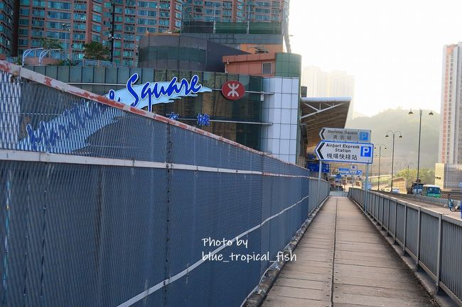 青衣城が近づいてきました。このまままっすぐ行くと下に下りる階段があり、通路に出て、青衣城や青衣駅まで行けます。