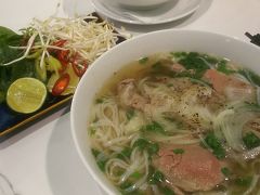 乗換え時間が3時間くらいあったのでフォーを食べました。
これは牛肉のフォー。美味しかった♪

食べた後、時間つぶしにラウンジに行きましたが
そこのフォーは…美味しくなかった。。