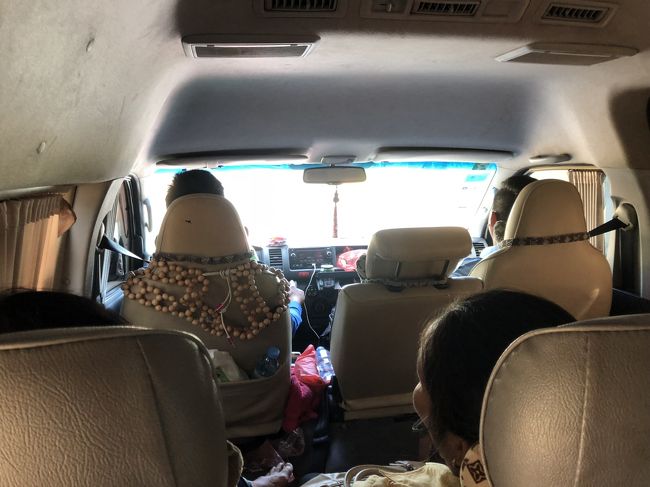 【1日目】<br />BookMeBusという名のサイトでチケットを購入して<br />少人数のバンでプノンペンを出発。<br />一応、少人数なので、バスより１時間早く到着できるようです。<br />午前中の便だけでもたくさんあったので、自宅から最寄りのトゥールコークから出発。