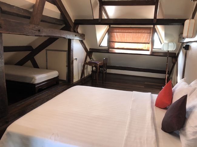 通された部屋は屋根裏の３階。<br />川側。<br />実は、始めの2泊の間、眠れませんでした。目の前で朝６時まで大音響のテクノパーティをされた為。<br />ほんまにテクノやねん。エレクトリックな音が爆音で朝６時までって、<br />カンボジアで聞いたこともなかったわっ！<br />クレーム言って、最終日にやっと部屋替えてもらったけど、内側の部屋じゃないと<br />眠れません。<br />また、ファンはアンティークの飾りだから、動かないし、また泊まるかと言われると、<br /><br />ないかな。