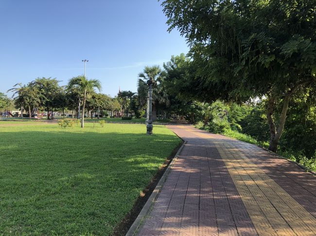 先ほどの川沿いの対岸側。<br />きれいに手入れされて、美しい。<br />次の日の朝、お散歩しました。蚊がすごいけど。<br /><br />あ、蚊と言えば、一緒に行ったうちの主人が数日後にデング熱を発症！<br />恐らく、バッタンバンの町か山の中の蚊の仕業と思われます。