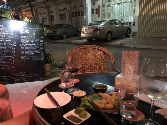 外席にて、アペリティフのワインをチビチビ。<br />人通りも少ない～～～。<br />昼間のレモンチキンが響いて、ほとんど食べずに、初日を終える。<br />