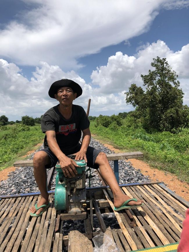 さて、バンブーのイカダを線路にどすんと乗せて、エンジンもガチャンと設置したらさくっと出発。