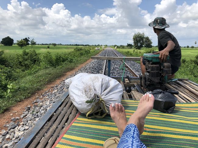 ７ｋｍ先の地点ではお土産屋が数件並んでいて、<br />ちょっとアンコールビールを購入して、一息。<br />オフシーズンらしいし、まだ知られていないので、人が少ないです。<br /><br />復路は土産屋に頼まれた荷物を載せて、また帰ります。