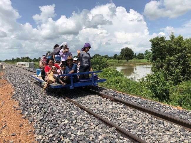 向かいから来た、ローカルの観光客の人たちと鉢合わせ。<br />我々が一人＄５払ってひとつのイカダが＄10．<br />恐らく、みんなでシェアしてるのだと思われます。<br />ピークシーズンは外人でもシェアしなきゃいけないらしいから、<br />プライベート感があって、めちゃラッキーだった。