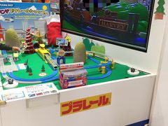 プラレールショップ
電車にカメラが付いててテレビに自分が映るのを見て楽しむ
