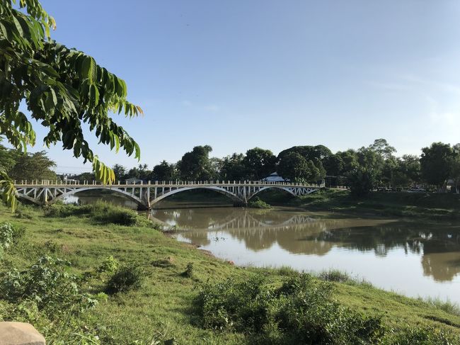 30分ほどかけて、また町に戻ってきました。<br />道もダートだし、超田舎のジャングルだし、バイク運転してても楽しい！<br />